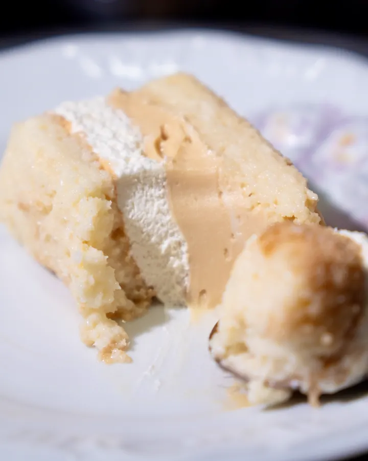 Corte do bolo gelado Bem-Casado, com doce de leite e merengue entre as camadas