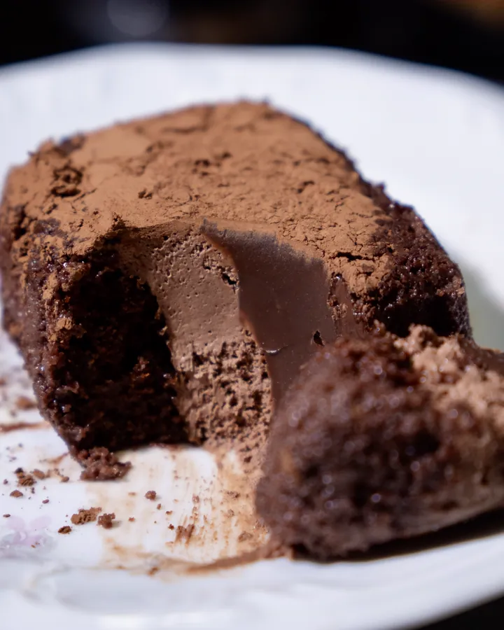 Corte do bolo gelado Chocolate Absoluto, com recheio cremoso de chocolate entre as massas escuras