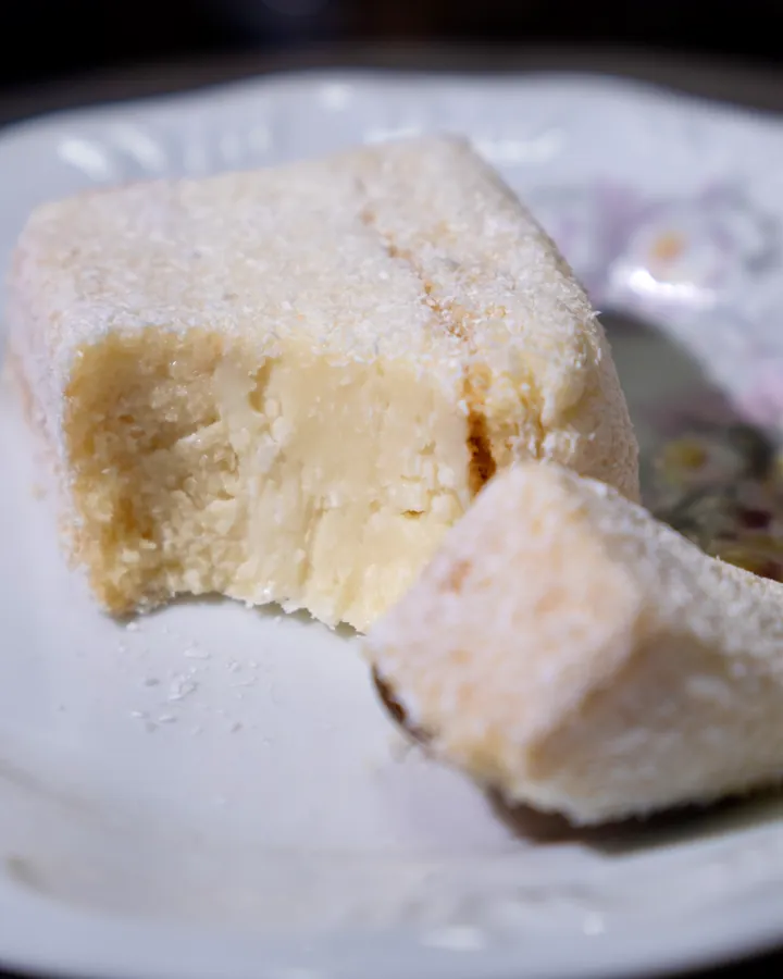Corte do bolo gelado Delícia de Coco, com creme de coco entre as camadas de massa branca