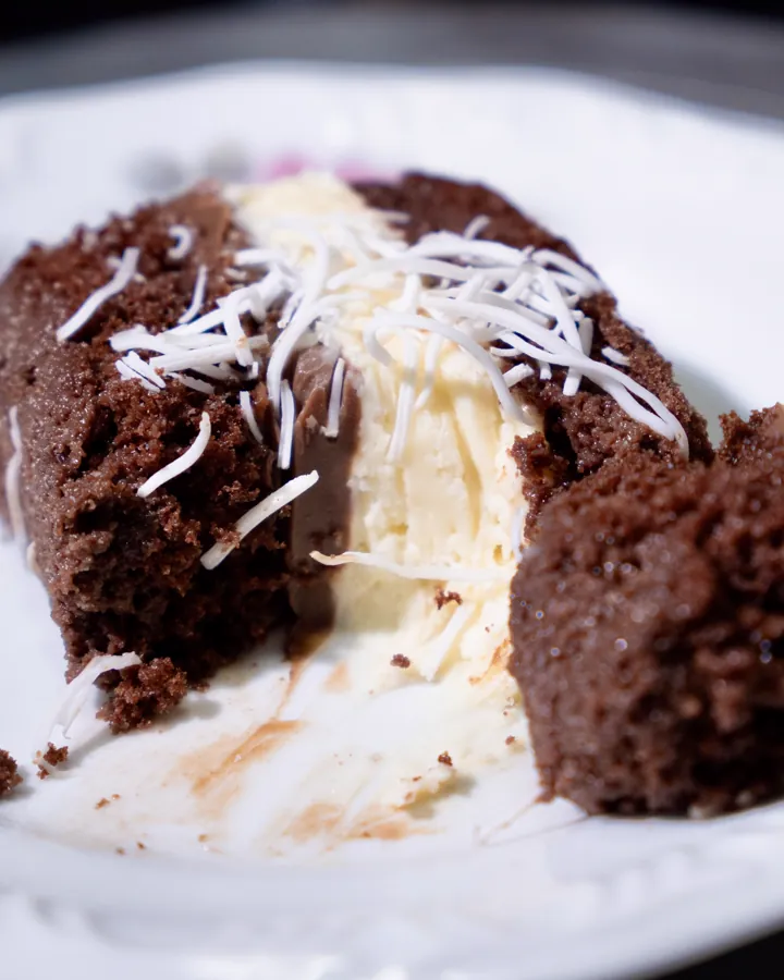 Corte do bolo gelado Prestígio, com recheio de coco entre as massas de chocolate
