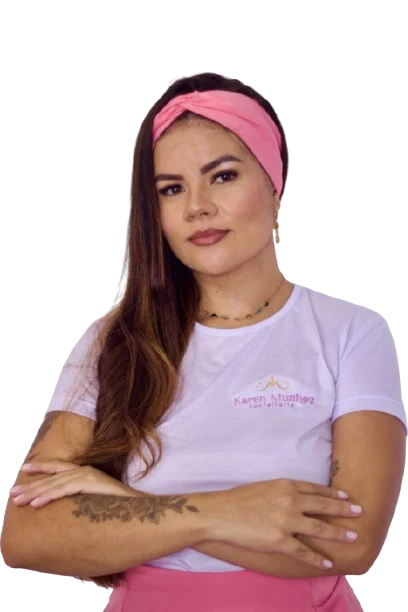 Karen Munhoz, confeiteira, de braços cruzados